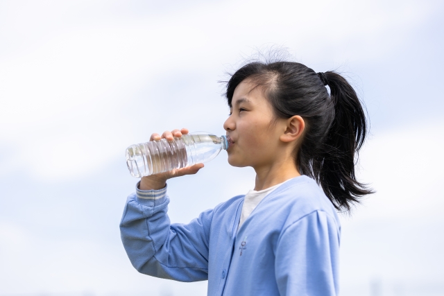 水分補給する子供の画像